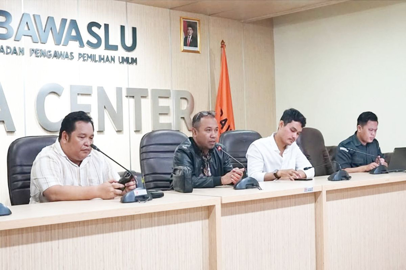 D:\2025\Maret 2025\11 Maret 2025\5\hal 5\Ketua Bawaslu Kalsel Aries Mardiono saat menjelaskan kesiapan mengawal PSU di Banjarbaru.jpg