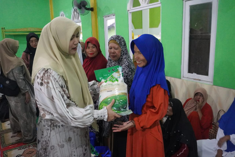 D:\2025\Maret 2025\11 Maret 2025\5\hal 5\Ketua TP PKK Kabupaten Banjar Hj Nurgita Tiyas menyerahkan paket sembako.jpg