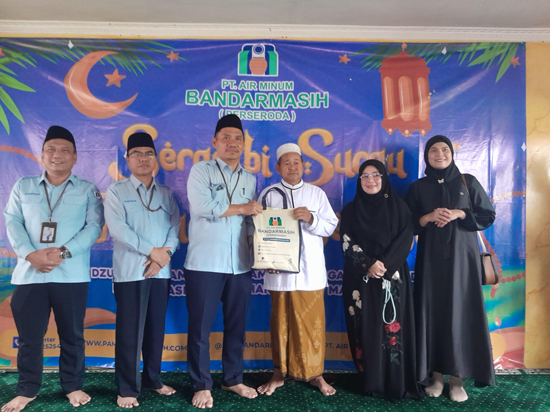 D:\2025\Maret 2025\12 Maret 2025\5\hal 5\Dirut PAM Bandarmasih bagikan paket sembako.jpg