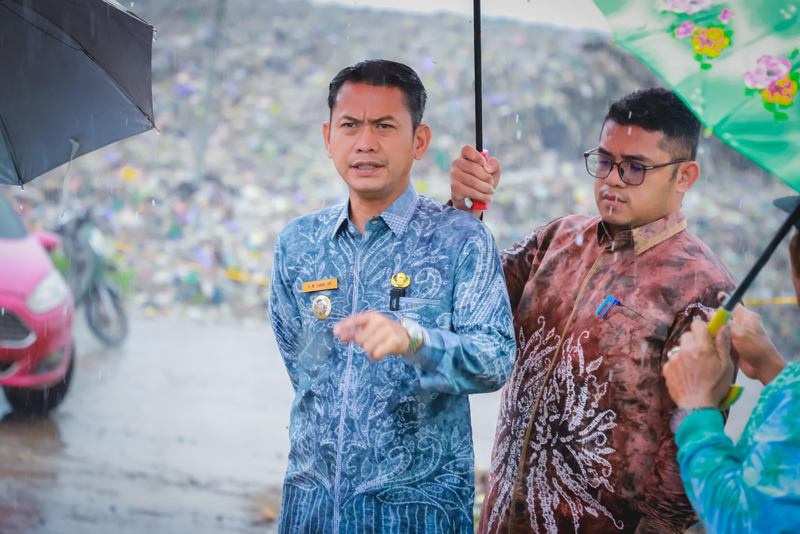 D:\2025\Maret 2025\12 Maret 2025\5\hal 5\Walikota HM.Yamin saat mengunjungi lahan TPA Basirih.jpg