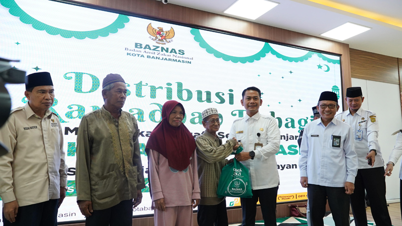 D:\2025\Maret 2025\13 Maret 2025\5\hal 5\Walikota HM. Yamin menyerahkan paket sembako.jpg