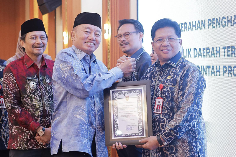 D:\2025\Maret 2025\14 Maret 2025\2\2\New Folder\Muhidin Serahkan Penghargaan ke Sekwan.jpg