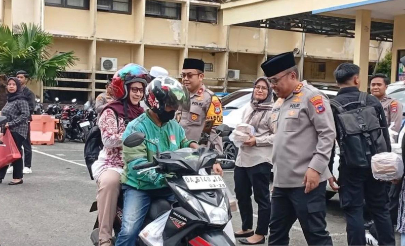 D:\2025\Maret 2025\14 Maret 2025\2\2\New Folder\Polresta Bagikan Takjil ke Pengguna Jalan.jpg