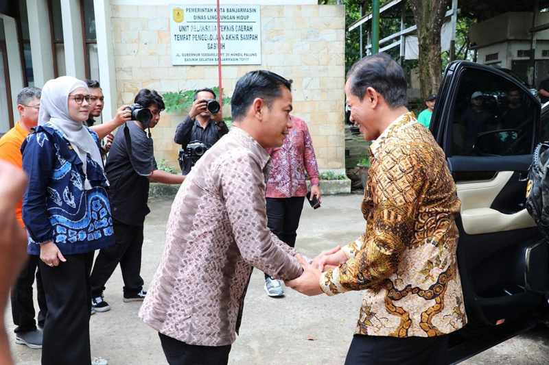 D:\2025\Maret 2025\17 Maret 2025\5\hal 5\Walikota Yamin menyambut kedatangan Menteri Lingkungan Hidup.jpg