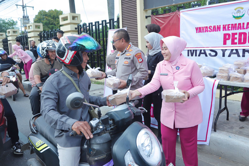 D:\2025\Maret 2025\19 Maret 2025\2\Kapolresta dan Ketua Bhayangkari Berbagi Takjil.jpg