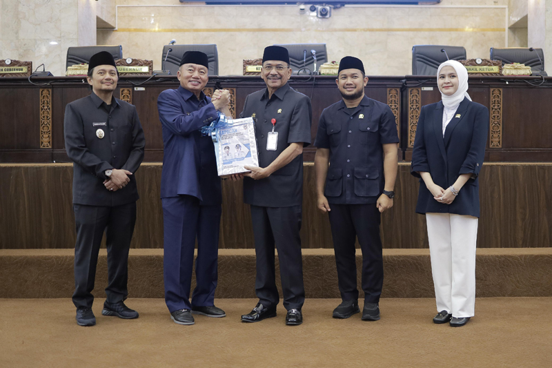 D:\2025\Maret 2025\19 Maret 2025\5\hal 5\GUBERNUR Kalsel H Muhidin saat menyerahkan LKPj Gubernur Kalsel.JPG