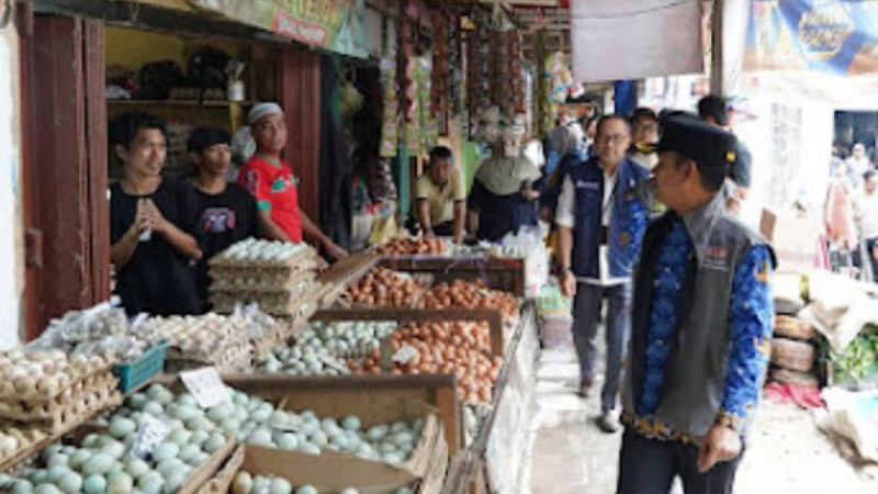 D:\2025\Maret 2025\19 Maret 2025\5\hal 5\Wali Kota Banjarmasin H Muhammad Yamin HR saat melakukan infeksi ke pasar.jpg