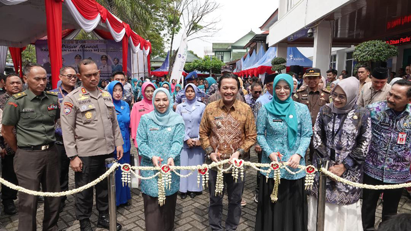 D:\2025\Maret 2025\21 Maret 2025\5\hal 5\Wagub kalsel potong untaian melati.jpg