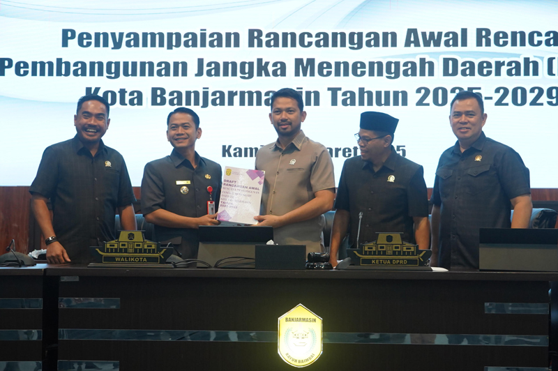 D:\2025\Maret 2025\21 Maret 2025\5\hal 5\Walikota Yamin dan Ketua DPRD Banjarmasin Rikval Fachruri.jpg