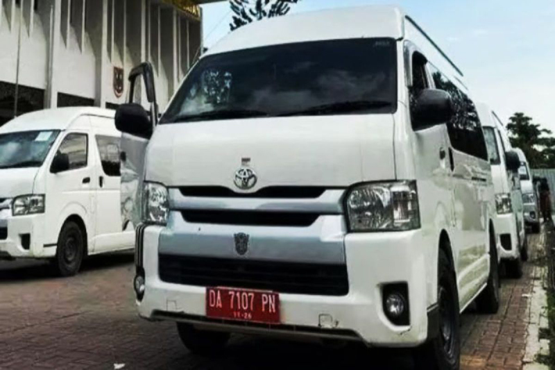 D:\2025\Maret 2025\24 Maret 2025\5\hal 5\Sebanyak 22 unit mobil Toyota Hiace yang dipersiapkan untuk warga Kalse.jpg