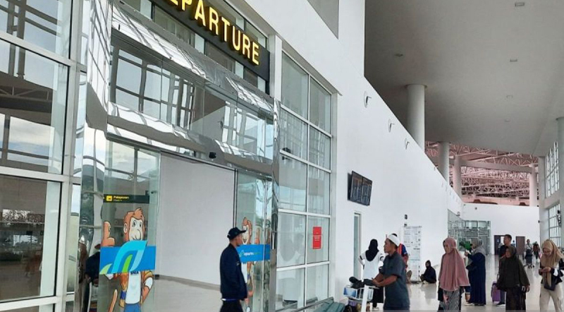 D:\2025\Maret 2025\24 Maret 2025\5\hal 5\Suasana di gedung terminal keberangkatan Bandara Syamsudin Noor.jpg