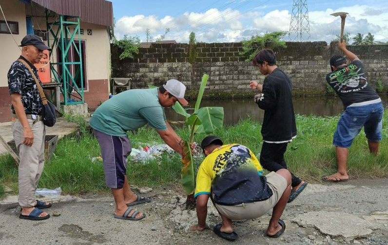 D:\2025\Maret 2025\25 Maret 2025\5\hal 5\Sejumlah warga Gang Karya Mufakat RT. 31 Pemurus Luar, Banjarmasin Timur.jpg