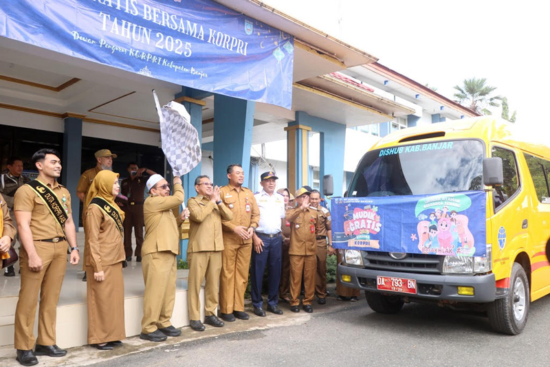 D:\2025\Maret 2025\25 Maret 2025\5\hal 5\Wakil Bupati Banjar Habib Idrus Al Habsyi melepas peserta mudik lebaran.jpg