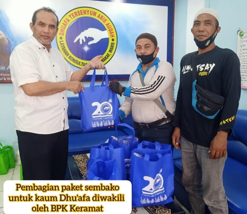 D:\2025\Maret 2025\26 Maret 2025\5\hal 5\KETUA Lembaga Dhuafa Tersenyum, Abie Audah membagikan paket.jpg