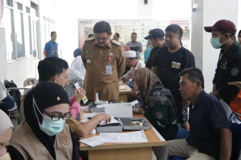 D:\2025\Maret 2025\27 Maret 2025\5\hal 5\Petugas Dinas Kesehatan Provinsi Kalsel memeriksa kesehatan sejumlah pengemudi.jpg