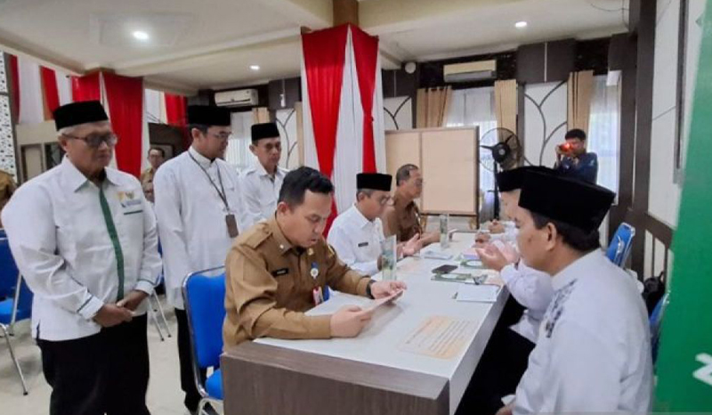 D:\2025\Maret 2025\27 Maret 2025\5\hal 5\Sekdakot Banjarmasin Ikhsan Budiman saat membayar zakat pada kegiatan.jpg