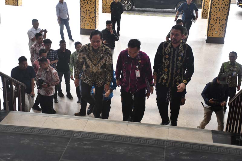 D:\2025\Maret 2025\3 Maret 2025\5\Menteri Lingkungan Hidup RI, Hanif Faisol Nurofiq didampingi Setdako.jpg