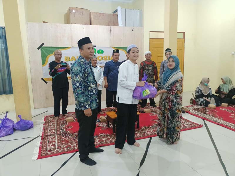 D:\2025\Maret 2025\3 Maret 2025\5\Siswa kelas 6 SD Muhammadiyah 9 berikan paket sembako.jpg