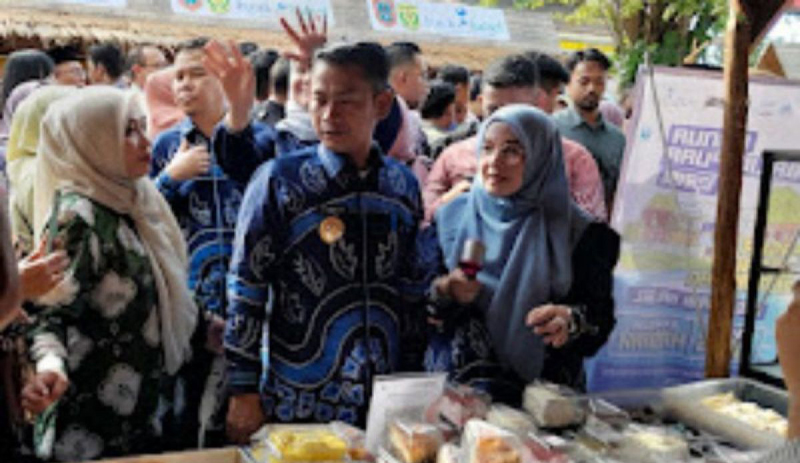 D:\2025\Maret 2025\3 Maret 2025\5\Wali Kota Banjarmasin H Muhammad Yamin didampingi istri saat meninjau pedagang.jpg