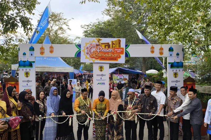 D:\2025\Maret 2025\4 Maret 2025\2\Bupati HST Buka Pasar Ramadhan.jpg