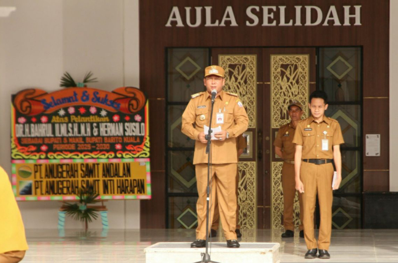 D:\2025\Maret 2025\4 Maret 2025\5\hal 5\Bupati Batola H Bahrul Ilmi pimpin apel perdana.jpg