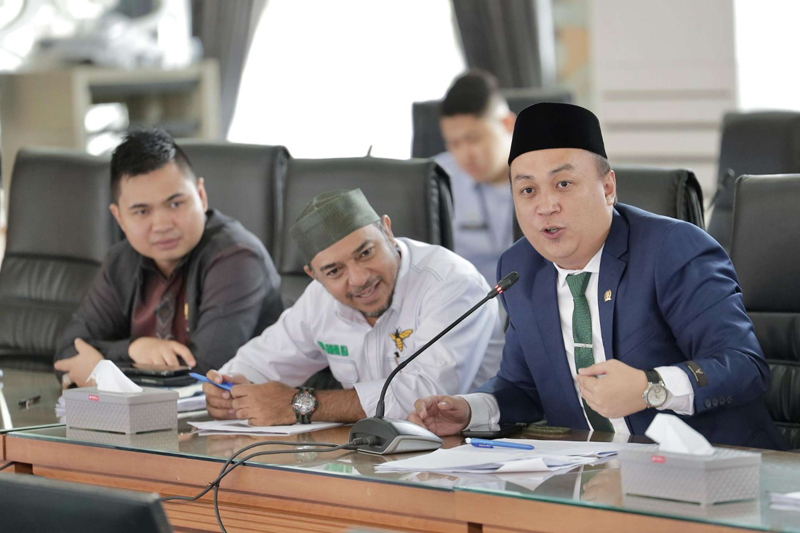 D:\2025\Maret 2025\5 Maret 2025\5\hal 5\ANGGOTA DPRD Kalsel M Yadi Mahendra Muyin saat menghadiri rapat kerja.jpg