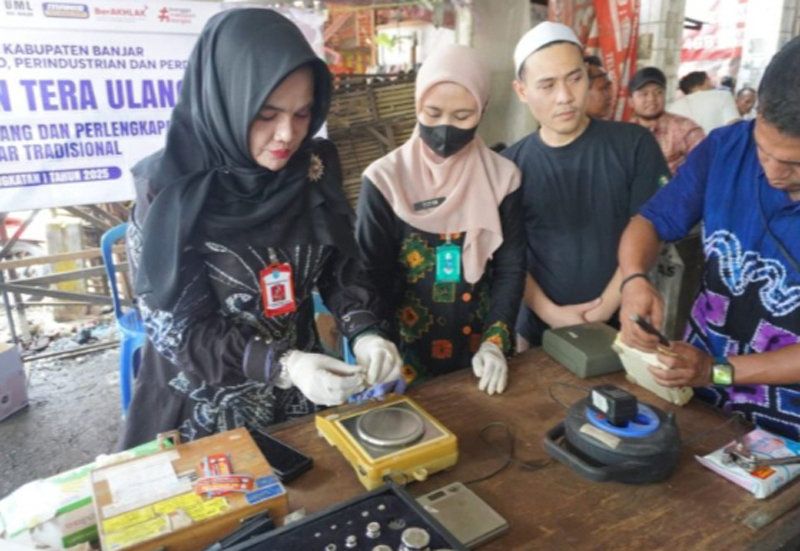 D:\2025\Maret 2025\5 Maret 2025\5\hal 5\DKUMPP Kabupaten Banjar saat melakukan tera ulang alat UTTP.jpg