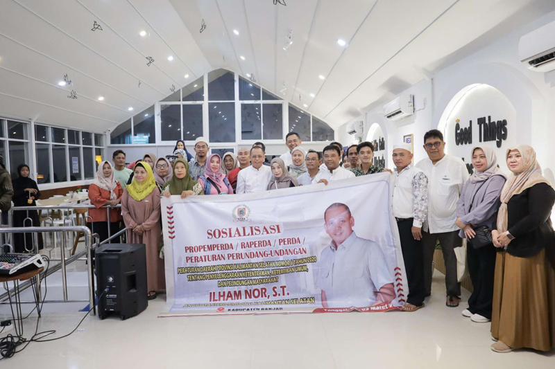 D:\2025\Maret 2025\5 Maret 2025\5\hal 5\SEKRETARIS Komisi I DPRD Kalsel Ilham Nor saat melaksanakan sosper.jpg