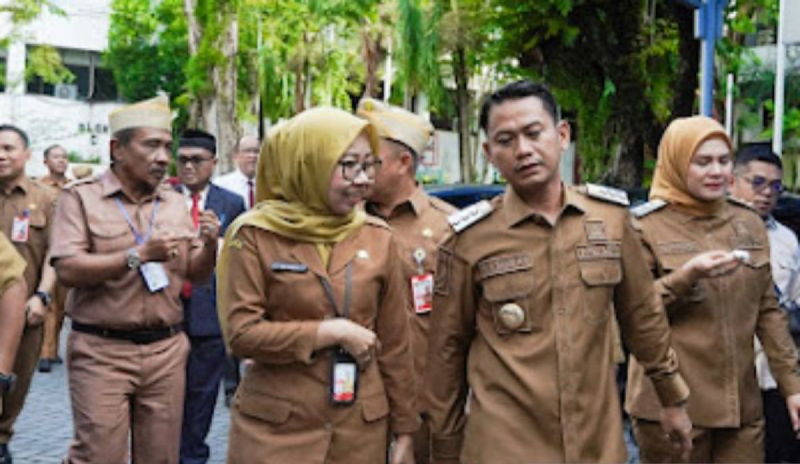 D:\2025\Maret 2025\5 Maret 2025\5\hal 5\Wali Kota Banjarmasin H Muhammad Yamin saat berinteraksi dengan ASN.jpg