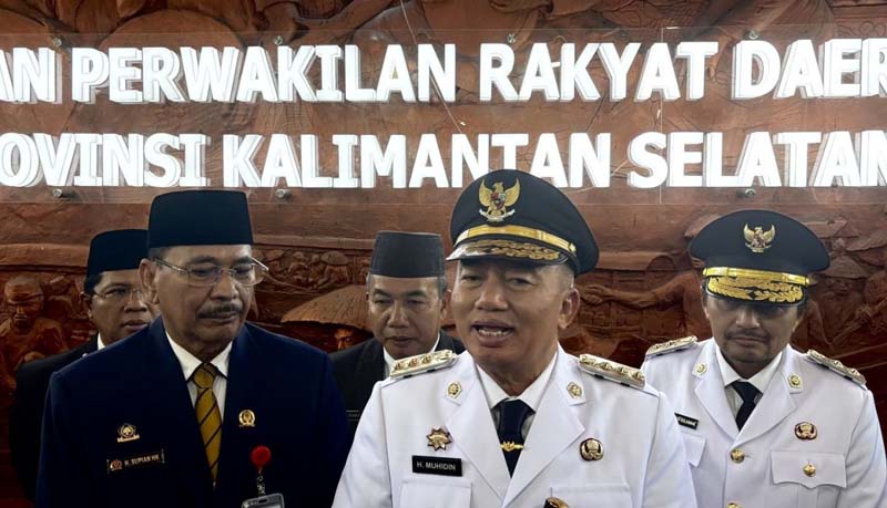 D:\2025\Maret 2025\6 Maret 2025\5\hal 5\Gubernur Kalsel Muhidin (kedua kanan) memberikan keterangan usai Rapat Paripurna.jpg