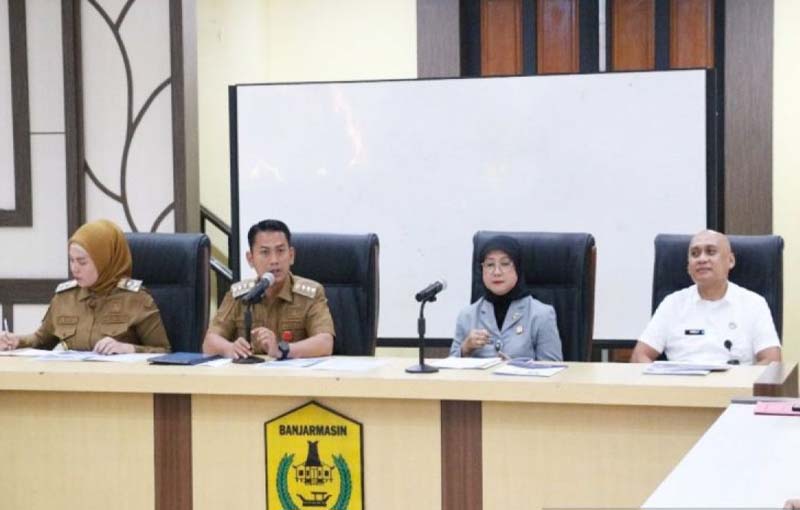 D:\2025\Maret 2025\6 Maret 2025\5\hal 5\Kakanwil Kemenkum Kalsel Nuryanti Widyastuti audiens.jpg
