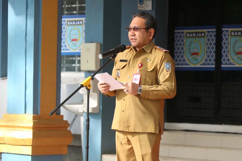 D:\2025\Maret 2025\6 Maret 2025\5\hal 5\Sekretaris Daerah Kabupaten Banjar Mokhamad Hilman saat memimpin apel.jpg