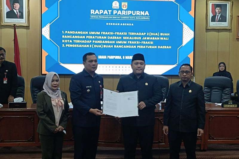 D:\2025\Maret 2025\7 Maret 2025\5\hal 5\Wali Kota Banjarbaru Muhammad Aditya Mufti Ariffin (dua dari kiri) menyerahkan berkas.jpg
