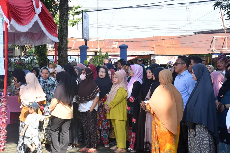 D:\2025\Maret 2025\7 Maret 2025\5\hal 5\Warga antri paket sembako murah di pasar murah Banjarmasin.jpg