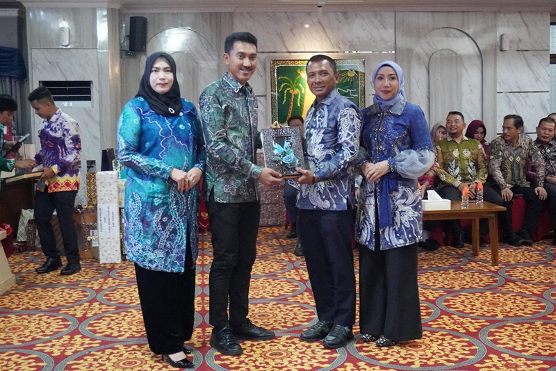 D:\2025\April 2025\14 April 2025\5\hal 5\Bupati Banjar H Saidi Mansyur didampingi isteri.jpg