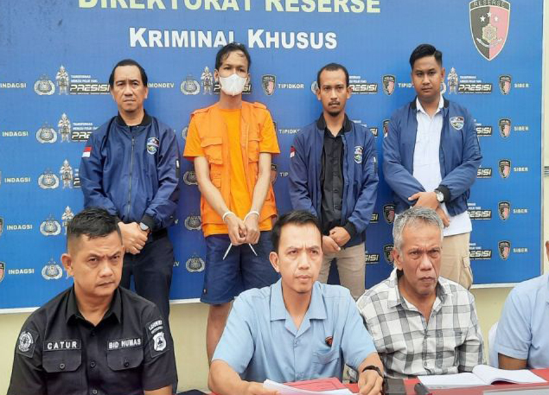 D:\2025\April 2025\16 April 2025\2\Polda Kalsel Ekspos Pelaku Pemerasan.jpg