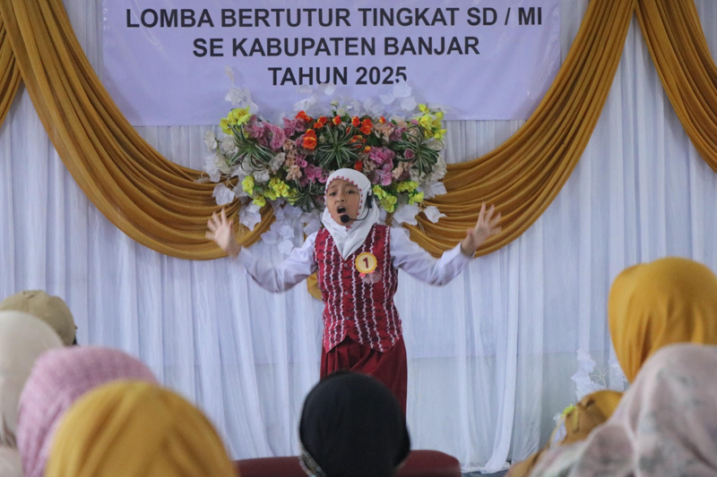 D:\2025\April 2025\17 April 2025\5\hal 5\Satu peserta Lomba Bertutur menampilkan kebolehannya.jpg