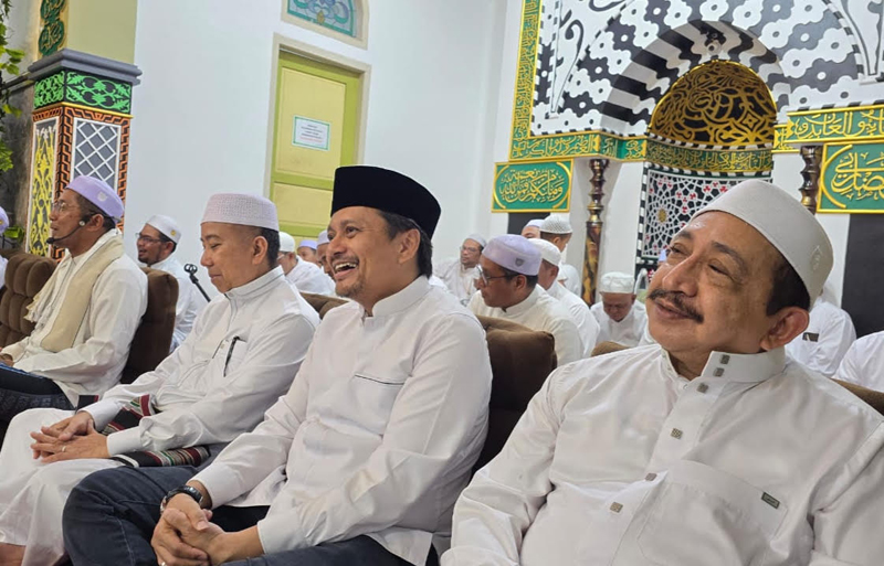 D:\2025\April 2025\21 April 2025\5\hal 5\KH Ahmad Rifani Abdul Qadir (kiri), Pimpinan Pondok Pesantren Darussalam Martapura KH Hasanuddin.jpg