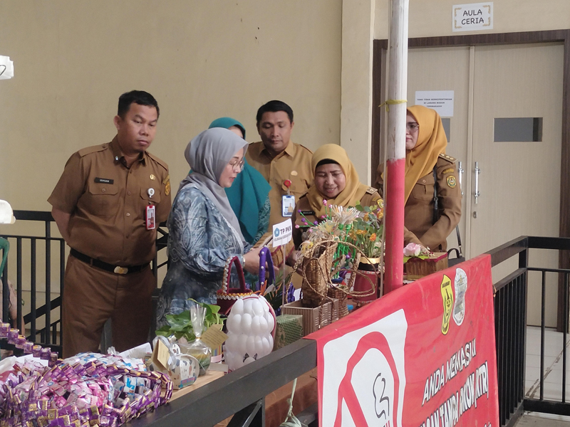 D:\2025\April 2025\29 April 2025\5\hal 5\KETUA TP PKK Hj.Neli melihat hasil dari daur ulang sampah yang bernilai ekonomis.jpg