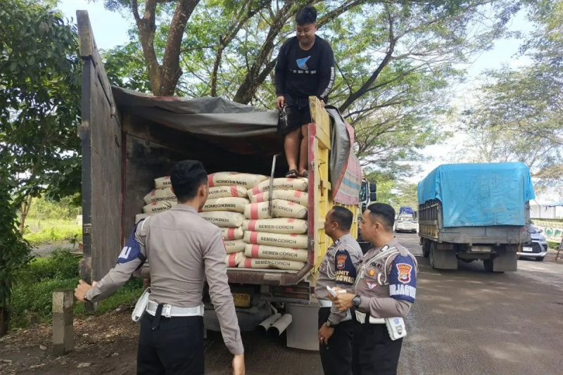 D:\2025\April 2025\30 April 2025\2\Polres HST Razia Truk Muatan.jpg