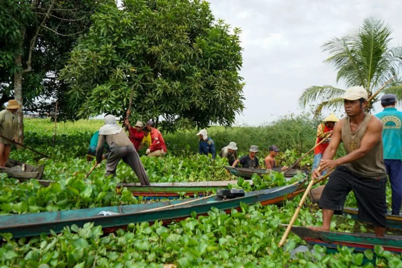 D:\2025\April 2025\30 April 2025\2\Warga LAU Gotong Royong Bersihkan Sungai.jpg