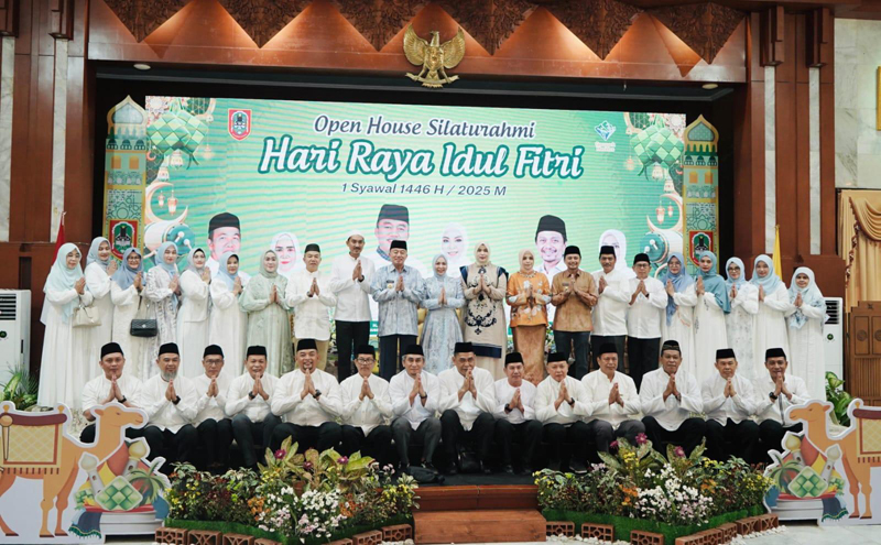 D:\2025\April 2025\8 April 2025\5\hal 5\Bupati Banjar H Saidi Mansyur dan jajaran foto bersama.JPG