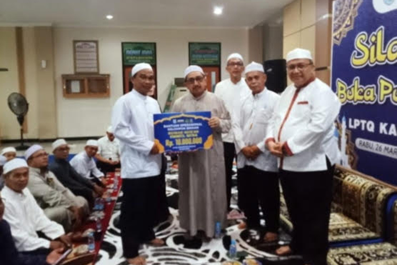 D:\2025\April 2025\9 April 2025\5\hal 5\Wakil Bupati Banjar Habib Idrus Al Habsyi menyerahkan.jpg