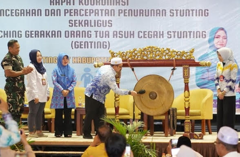 D:\2025\Mei 2025\13 Mei 2025\5\hal 5\Wakil Bupati Banjar Habib Idrus Al Habsyi memukul gong.jpg