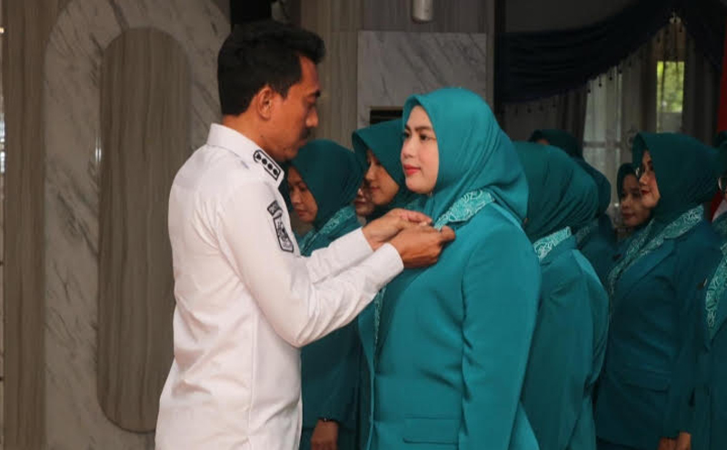 D:\2025\Mei 2025\15 Mei 2025\5\hal 5\Bupati H Saidi Mansyur menyematkan pin.jpg