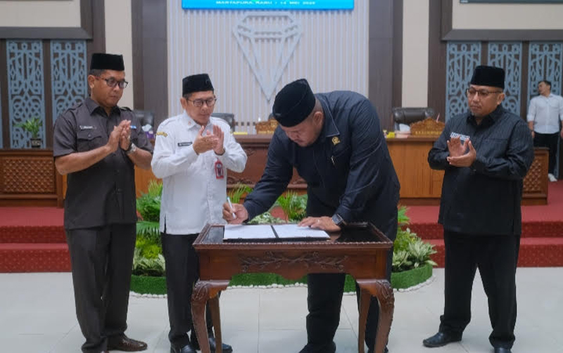 D:\2025\Mei 2025\15 Mei 2025\5\hal 5\Ketua DPRD Kabupaten Banjar H Agus Maulana menandatangani.jpg