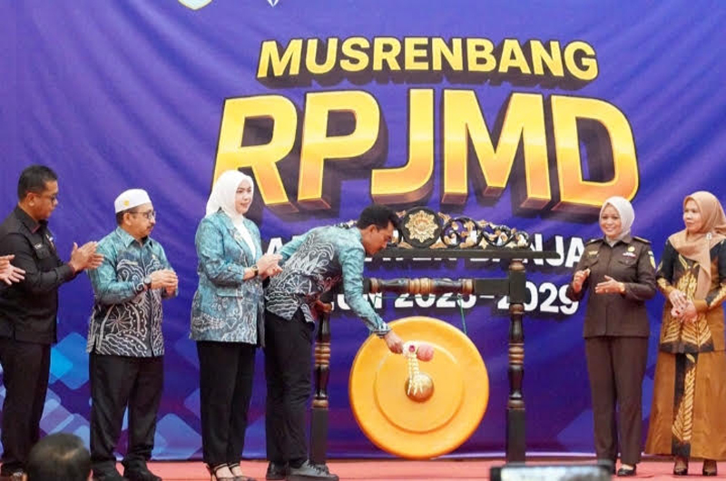 D:\2025\Mei 2025\19 Mei 2025\5\hal 5\hal 5\Bupati Banjar H Saidi Mansyur memukul gong sebagai tanda dibukanya.jpg