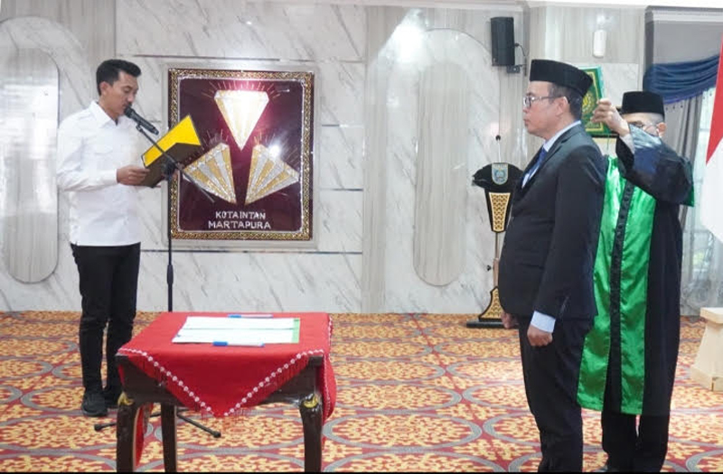 D:\2025\Mei 2025\2 Mai 2025\5\hal 5\Bupati Banjar H Saidi Mansyur melantik dan mengambul sumpah.jpg