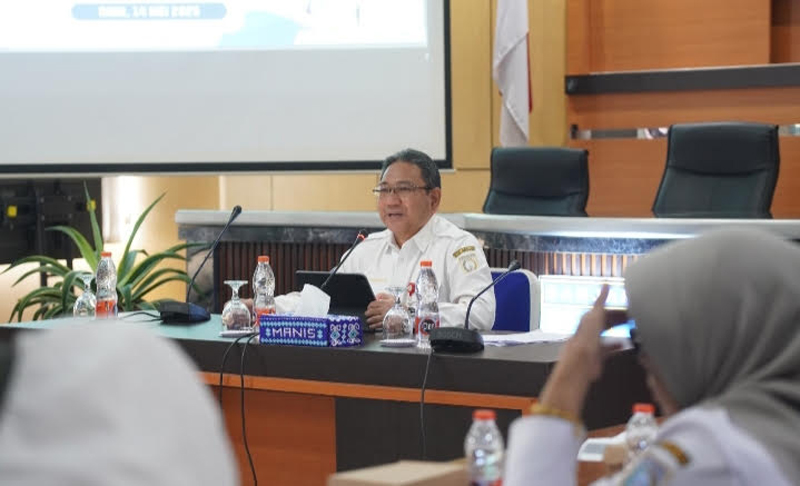 D:\2025\Mei 2025\20 Mei 2025\5\hal 5\riza\hal 5\Sekda Banjar HM Hilman saat memimpin Rapat Koordinasi.jpg