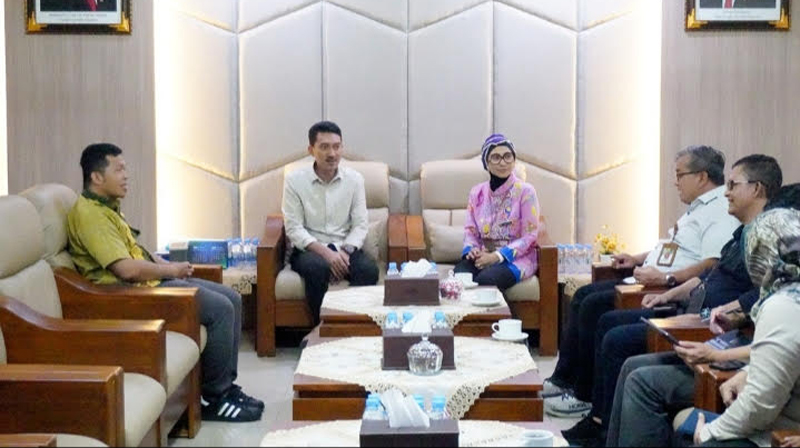D:\2025\Mei 2025\22 Mei 2025\5\hal 5\Bupati Banjar H Saidi Mansyur menerima Kepala Badan Penyuluhan.jpg